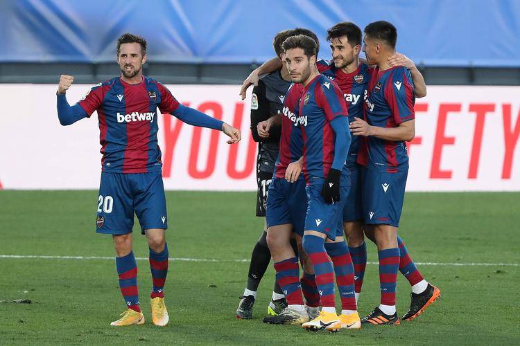 西甲中下游对决：阿拉维斯主场保级死拼，莱万特客场抢分稳中游